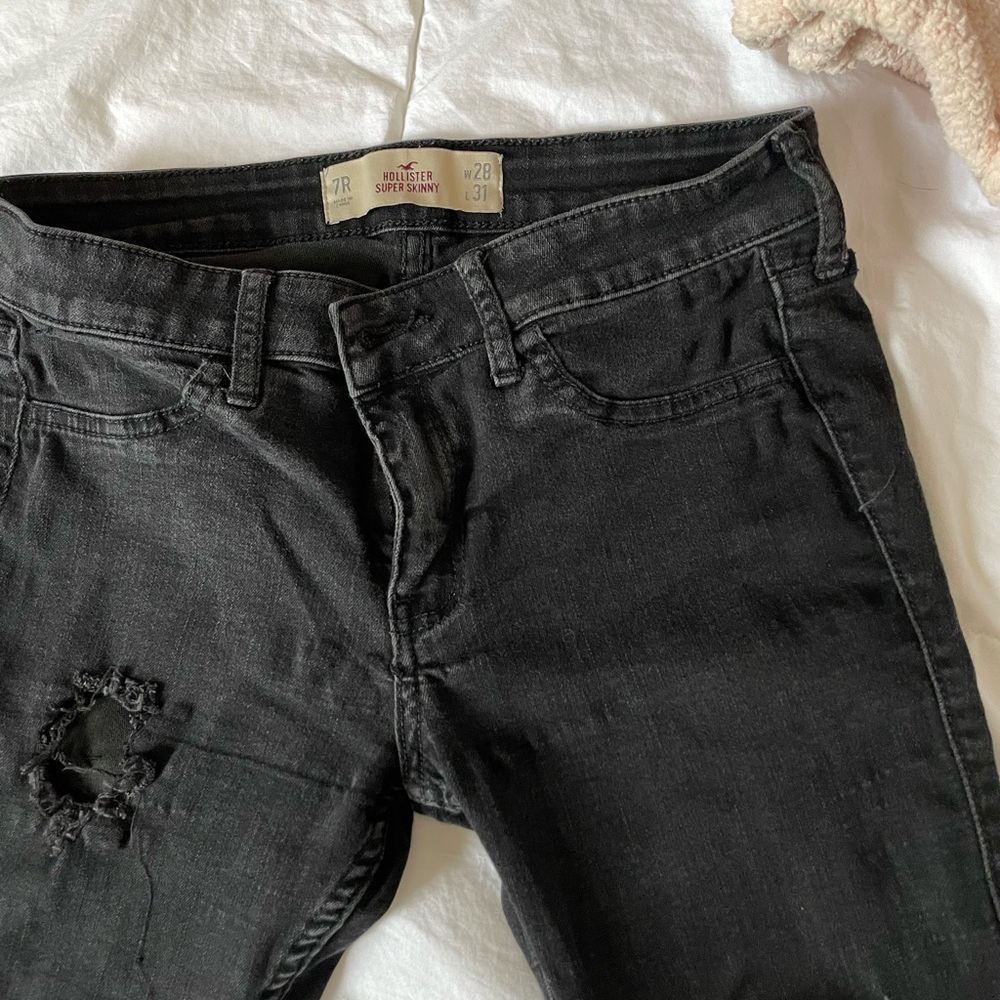 HOLLISTER BLACK RIPPED SKINNY JEANS